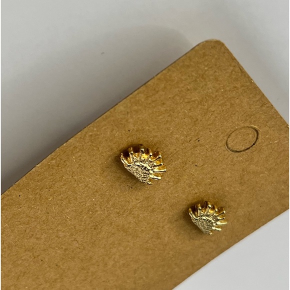 Gold colored sun setting stud earrings - Picture 3 of 3